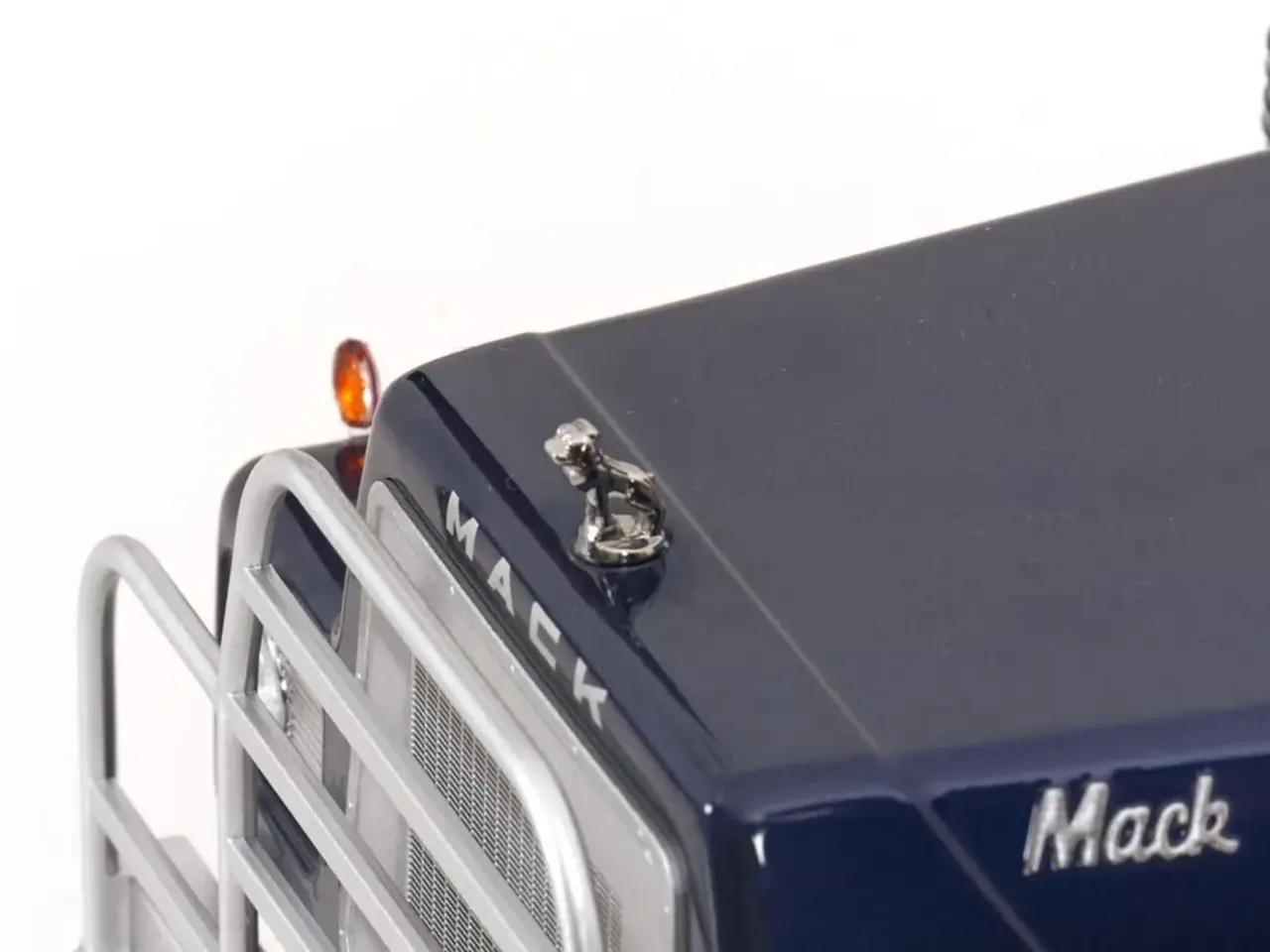 Kenworth Mack RL700L Tractor 6x4 1974 - 1:18 - Road Kings Kenworth Mack RL700L Tractor 6x4 1974 - 1:18 - Road Kings