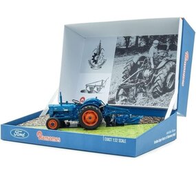 Fordson Fordson Super Dexta + Ransomes Plough - 1:32 - Universal Hobbies Fordson Fordson Super Dexta + Ransomes Plough - 1:32 - Universal Hobbies