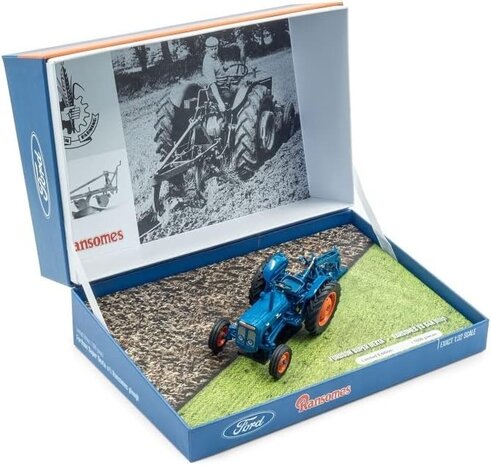 Fordson Fordson Super Dexta + Ransomes Plough - 1:32 - Universal Hobbies