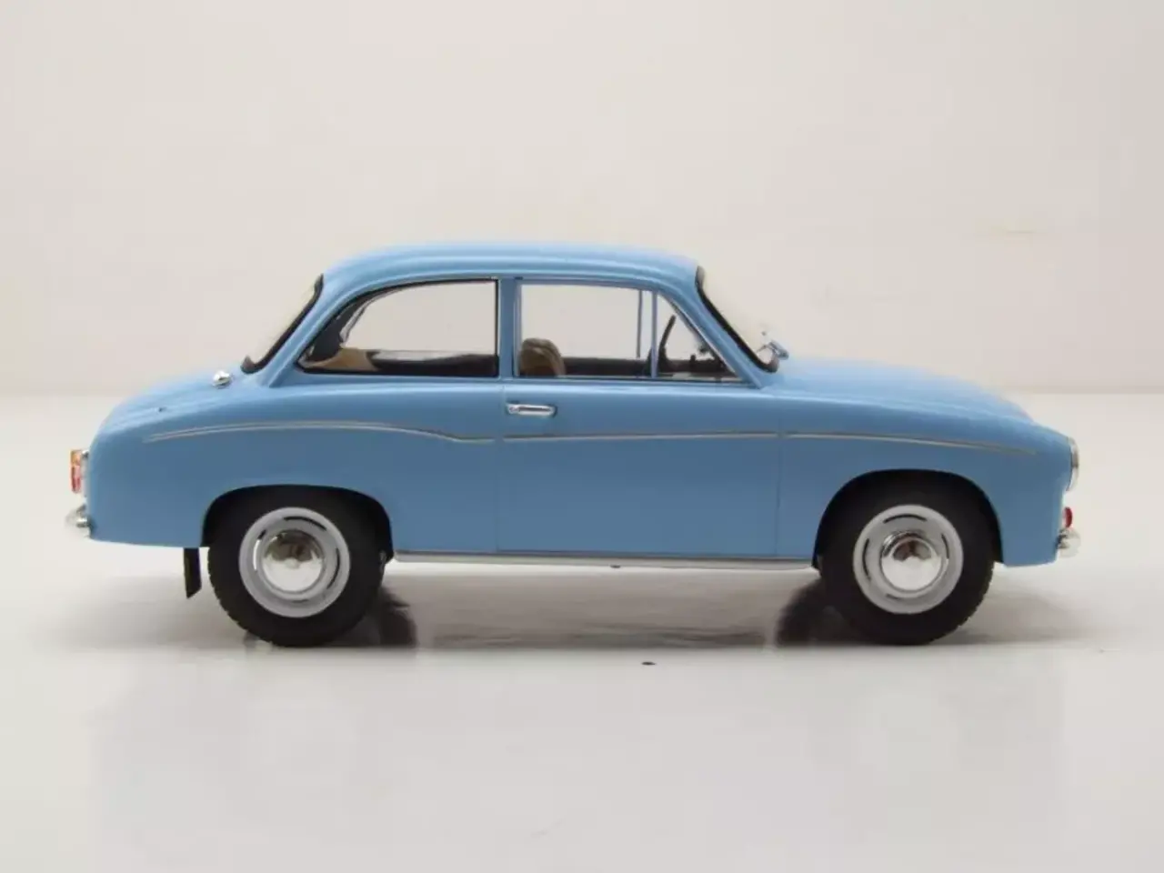 Moskvitch Syrena 105 1975 - 1:24 - Whitebox Moskvitch Syrena 105 1975 - 1:24 - Whitebox
