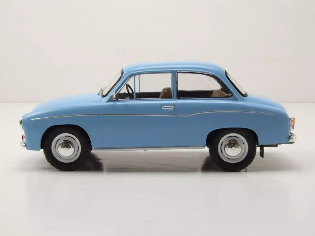 Moskvitch Syrena 105 1975 - 1:24 - Whitebox Moskvitch Syrena 105 1975 - 1:24 - Whitebox
