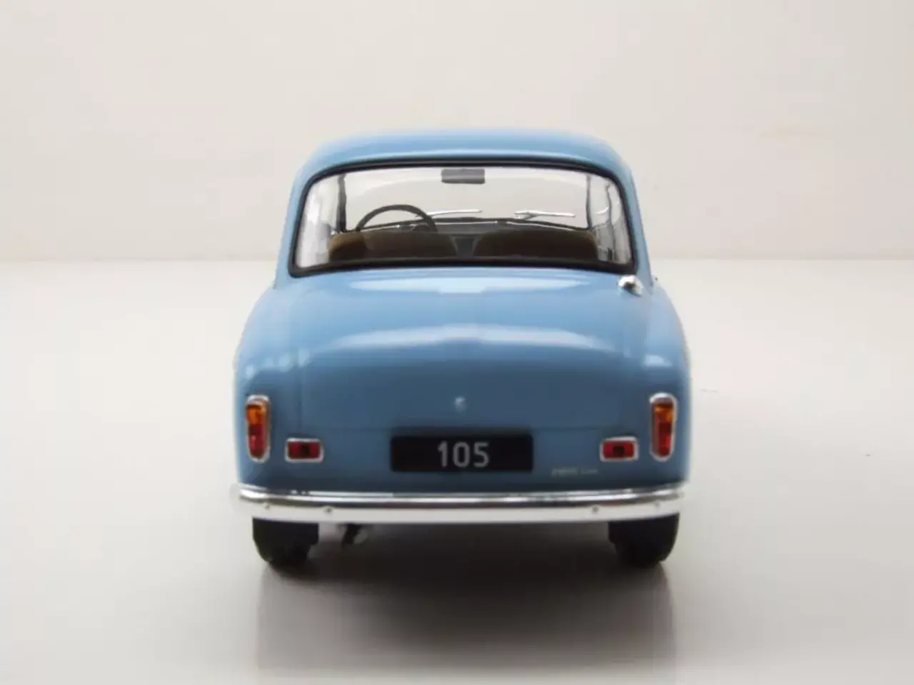 Moskvitch Syrena 105 1975 - 1:24 - Whitebox Moskvitch Syrena 105 1975 - 1:24 - Whitebox