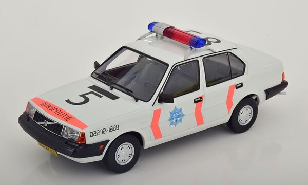 Volvo Volvo 340 Dutch Police 1987 - 1:18 - Triple 9 Collection Volvo Volvo 340 Dutch Police 1987 - 1:18 - Triple 9 Collection