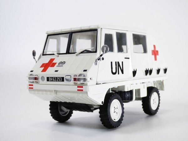 Steyr-Puch Steyr-Puch 4x4 Haflinger UN Ambulance 1975 - 1:18 - Schuco