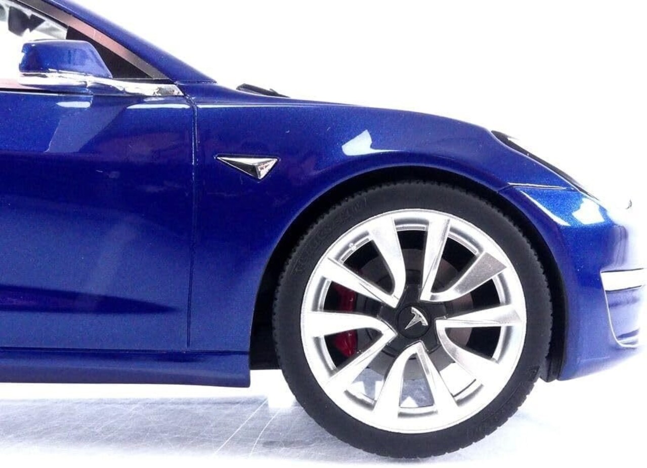 Tesla Tesla Model 3 - 1:18 - LS Collectibles Tesla Tesla Model 3 - 1:18 - LS Collectibles