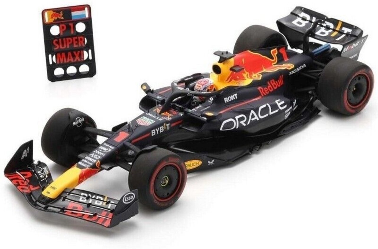 Formule 1 Red Bull Oracle RB19 #1 Winner GP UK 2023 Max Verstappen + Pit Board  - 1:18 - Spark