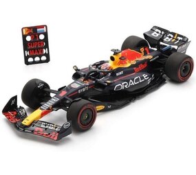 Formule 1 Red Bull Oracle RB19 #1 Winner GP UK 2023 Max Verstappen + Pit Board  - 1:18 - Spark