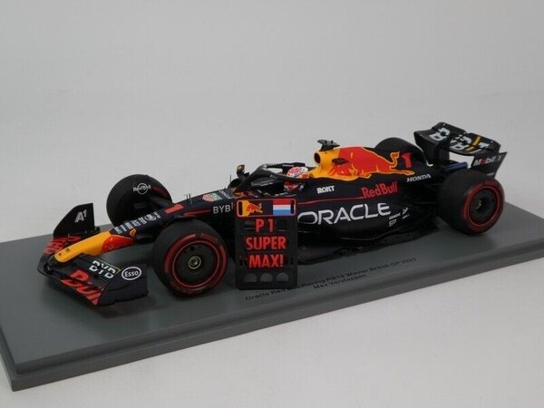 Formule 1 Red Bull Oracle RB19 #1 Winner GP UK 2023 Max Verstappen + Pit Board  - 1:18 - Spark