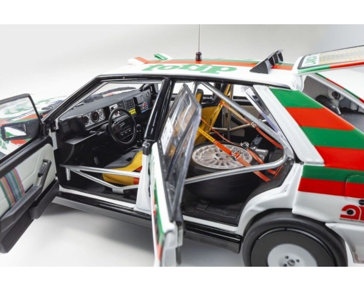 Lancia  Lancia Delta HF Integrale 4WD #1 Team Lancia Totip Winner Rally Targa Florio 1987 (Night Version)- 1:18 - Kyosho Lancia  Lancia Delta HF Integrale 4WD #1 Team Lancia Totip Winner Rally Targa Florio 1987 (Night Version)- 1:18 - Kyosho