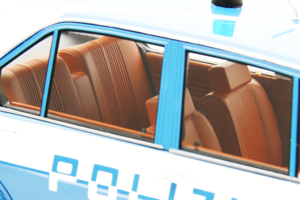 Alfa Romeo Alfa Alfetta 1.8 1972 Polizia - 1:18 - Laudoracing - Model Alfa Romeo Alfa Alfetta 1.8 1972 Polizia - 1:18 - Laudoracing - Model