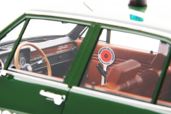 Alfa Romeo Alfa Alfetta 1.8 1972 Polizia Squadra Volante - 1:18 - Laudoracing - Model Alfa Romeo Alfa Alfetta 1.8 1972 Polizia Squadra Volante - 1:18 - Laudoracing - Model