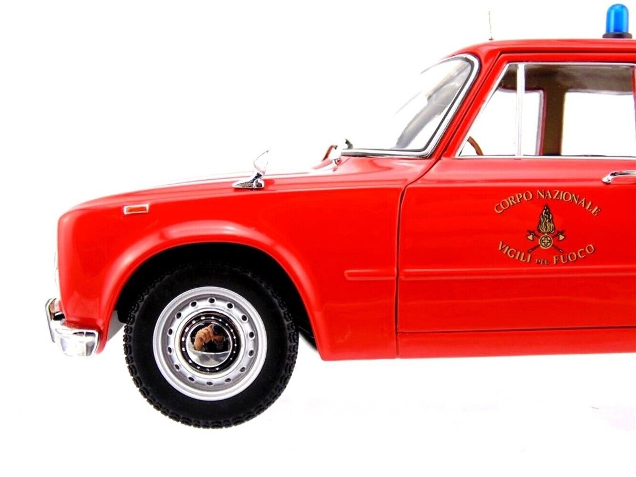 Alfa Romeo Alfa Romeo Giulia 1300 'Vigili Del Fuoco' 1966 - 1:18 - Minichamps Alfa Romeo Alfa Romeo Giulia 1300 'Vigili Del Fuoco' 1966 - 1:18 - Minichamps