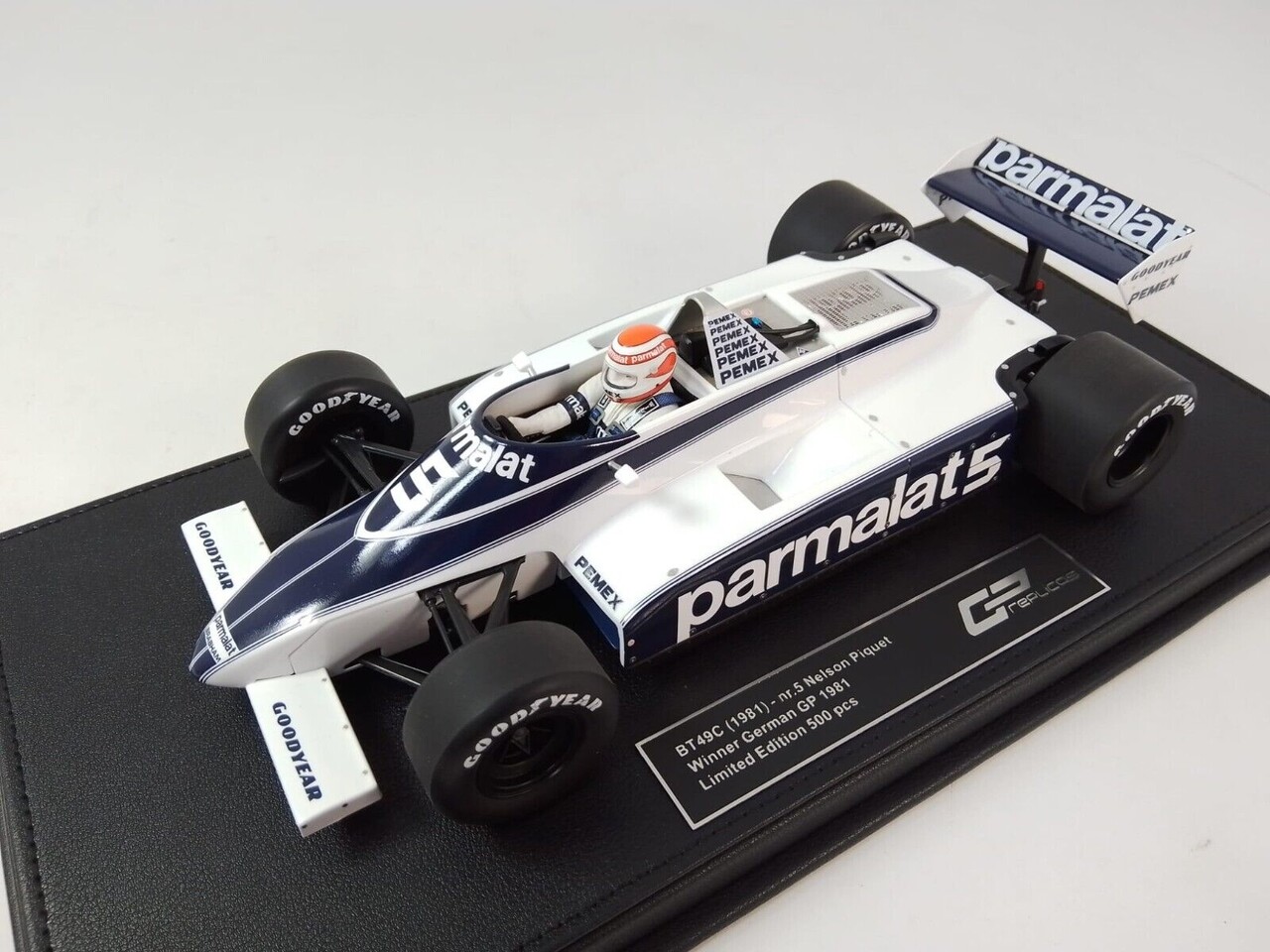 Formule 1 Brabham BT49C #5 Parmalat Racing Team Winner GP Germany 1981 + Pilot Figure N.Piquet  - 1:18 - GP Replicas Formule 1 Brabham BT49C #5 Parmalat Racing Team Winner GP Germany 1981 + Pilot Figure N.Piquet  - 1:18 - GP Replicas