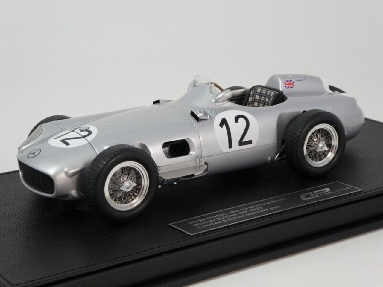 Formule 1 Mercedes-Benz W196 #12 Winner British GP 1955 S.Moss - 1:18 - GP Replicas Formule 1 Mercedes-Benz W196 #12 Winner British GP 1955 S.Moss - 1:18 - GP Replicas