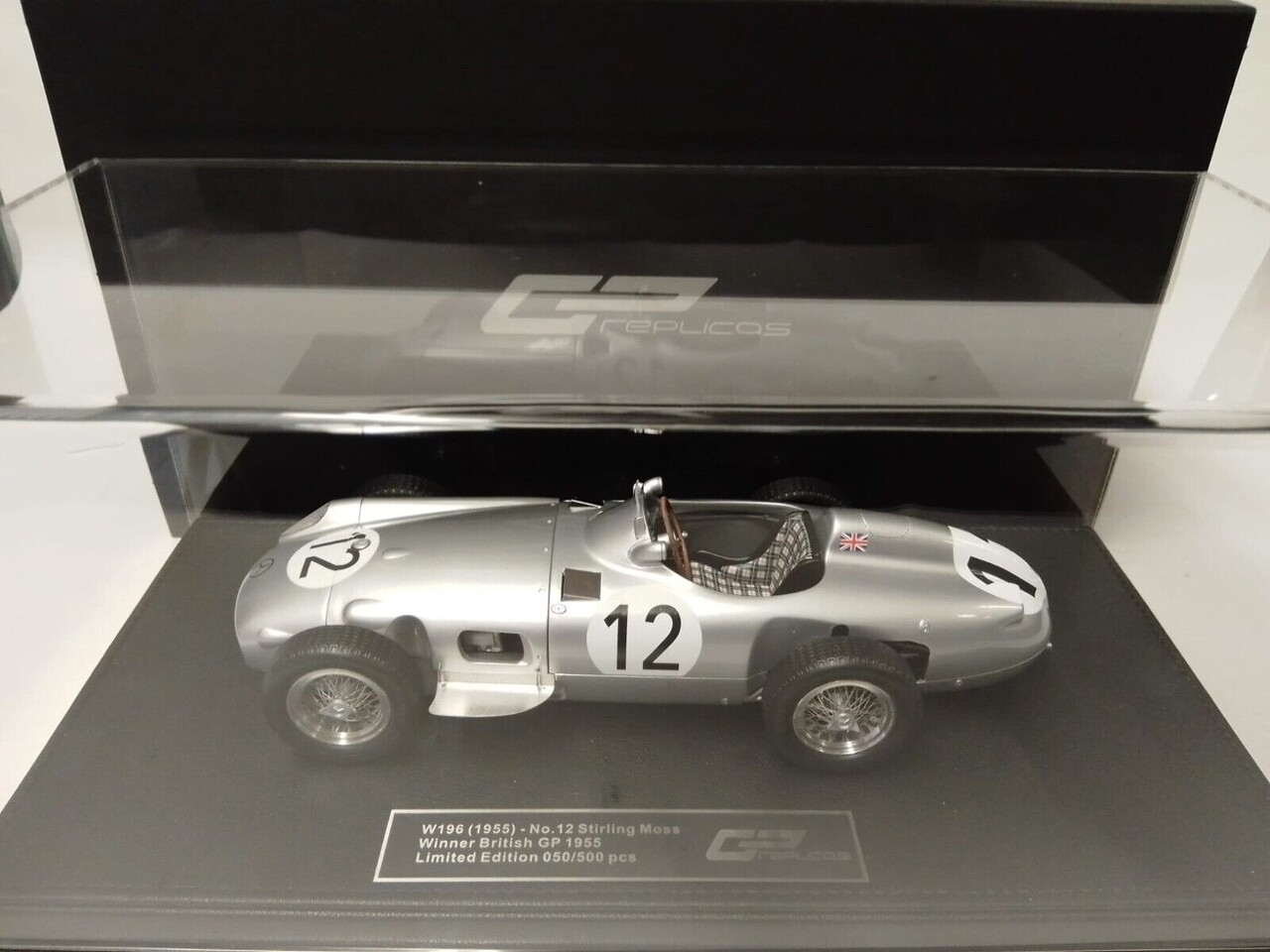 Formule 1 Mercedes-Benz W196 #12 Winner British GP 1955 S.Moss - 1:18 - GP Replicas Formule 1 Mercedes-Benz W196 #12 Winner British GP 1955 S.Moss - 1:18 - GP Replicas