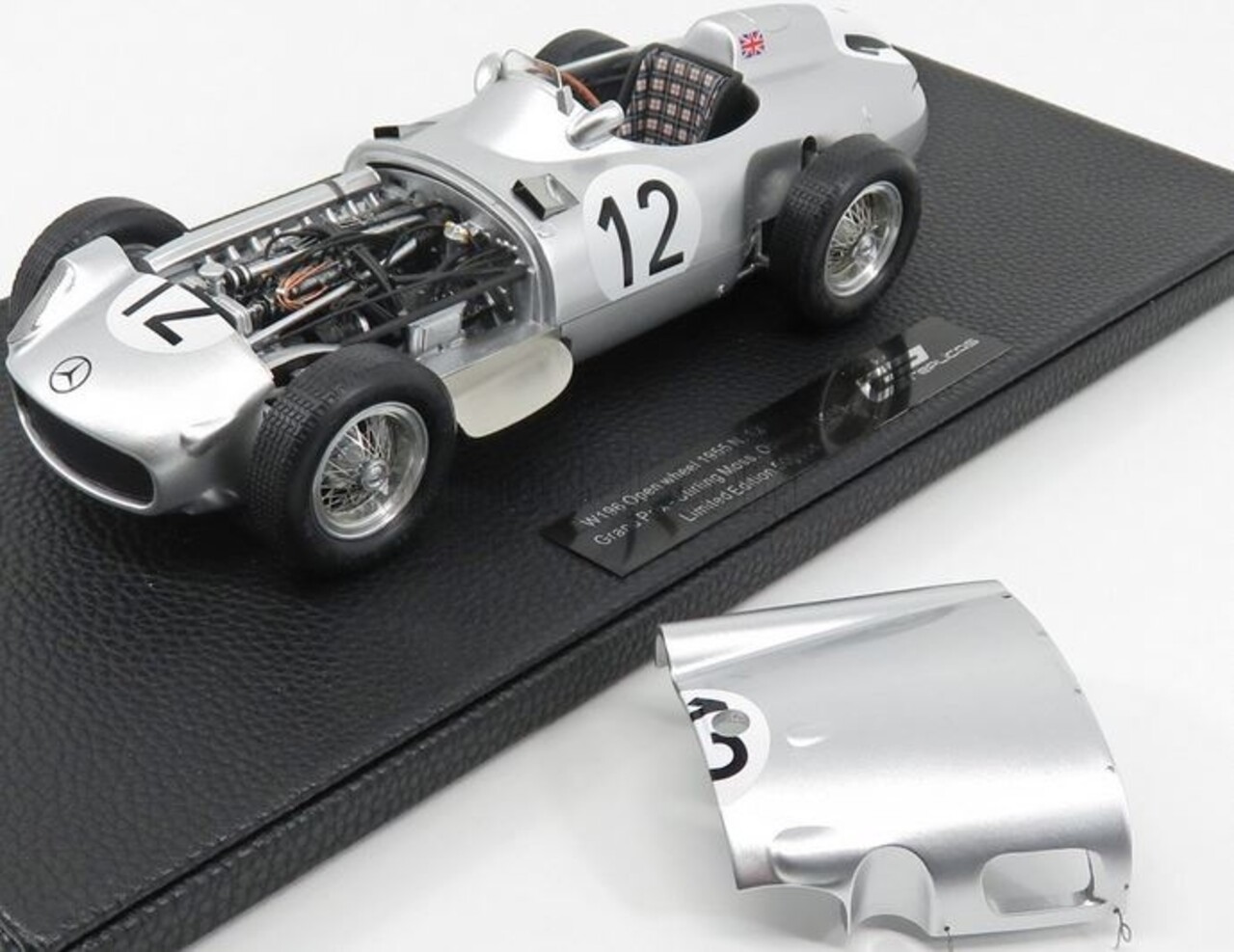 Formule 1 Mercedes-Benz W196 #12 Winner British GP 1955 S.Moss - 1:18 - GP Replicas Formule 1 Mercedes-Benz W196 #12 Winner British GP 1955 S.Moss - 1:18 - GP Replicas