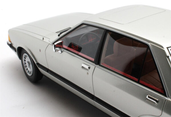 Ford Ford England Granada 2.8 Ghia Saloon 1978 - 1:18 - Cult Scale Models