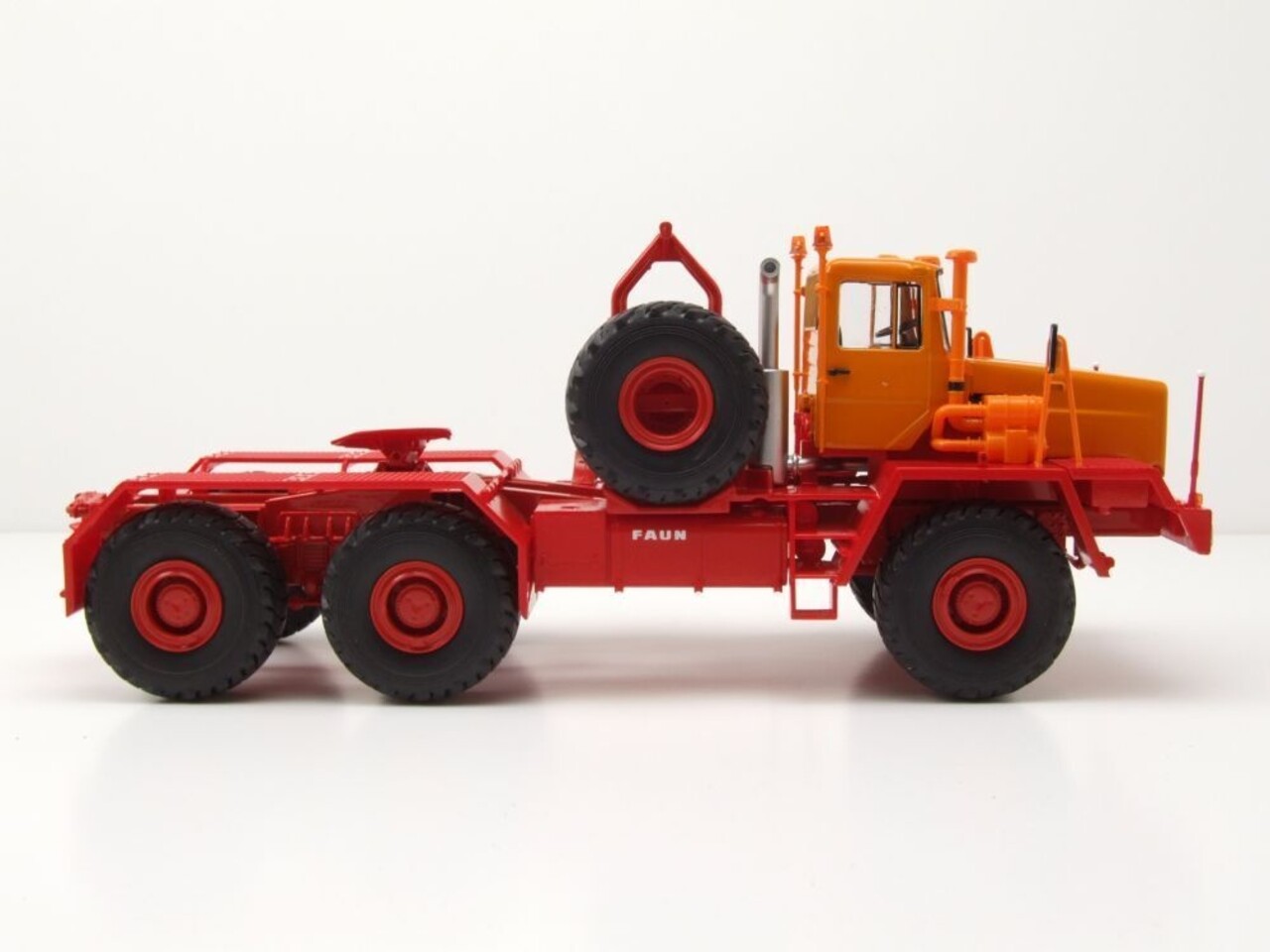 Faun Faun Koloss Tractor 6x6 - 1:43 - Premium ClassiXXs Faun Faun Koloss Tractor 6x6 - 1:43 - Premium ClassiXXs