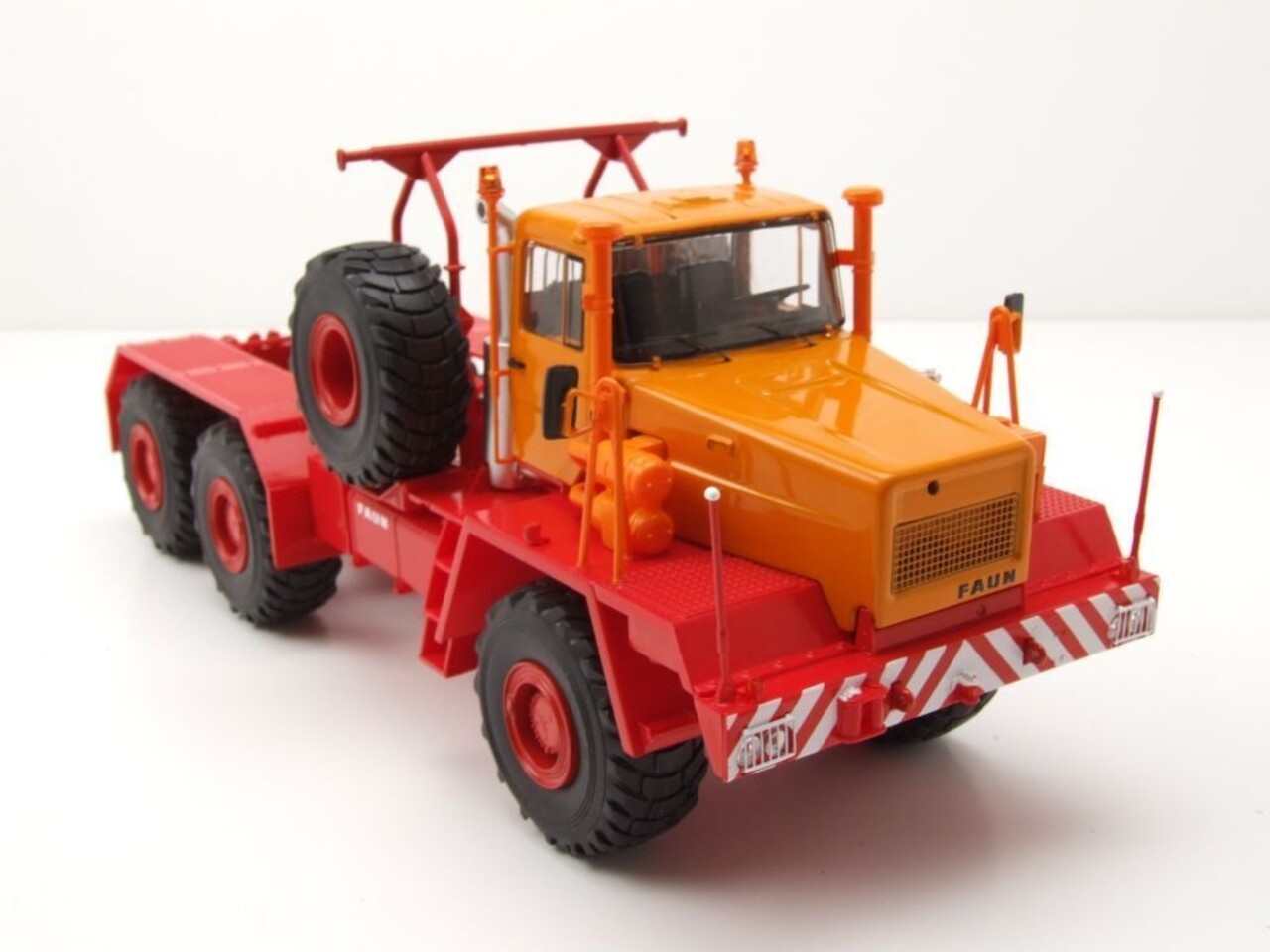 Faun Faun Koloss Tractor 6x6 - 1:43 - Premium ClassiXXs Faun Faun Koloss Tractor 6x6 - 1:43 - Premium ClassiXXs