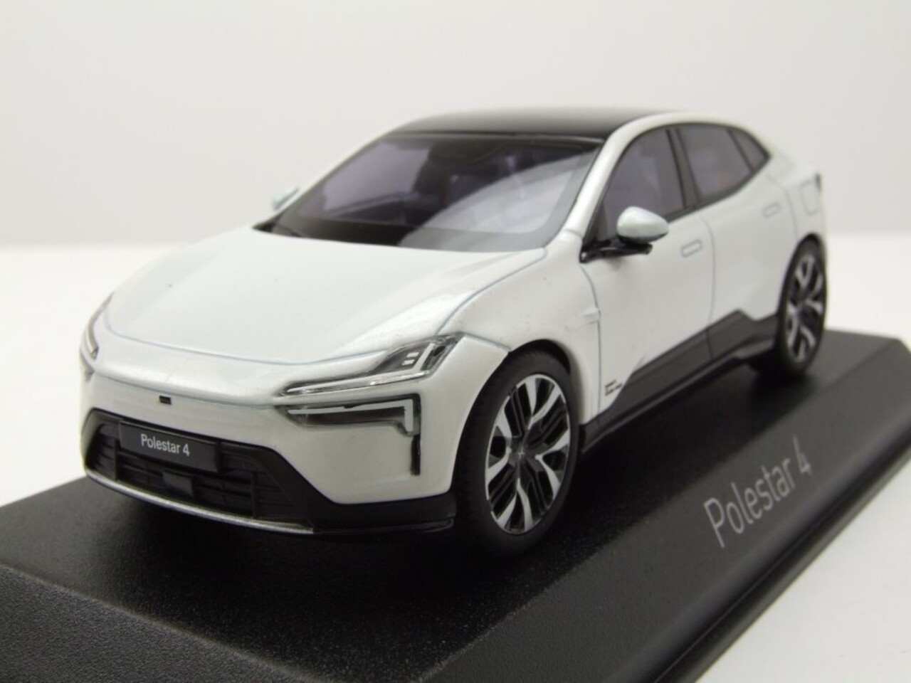 Polestar Polestar 4  2024  - 1:43 - Norev