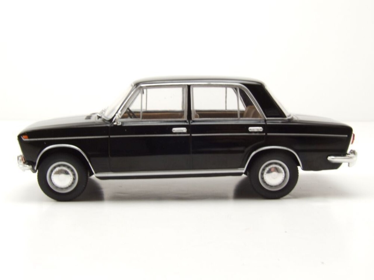 Lada Lada 1500 1977 - 1:24 - Whitebox Lada Lada 1500 1977 - 1:24 - Whitebox