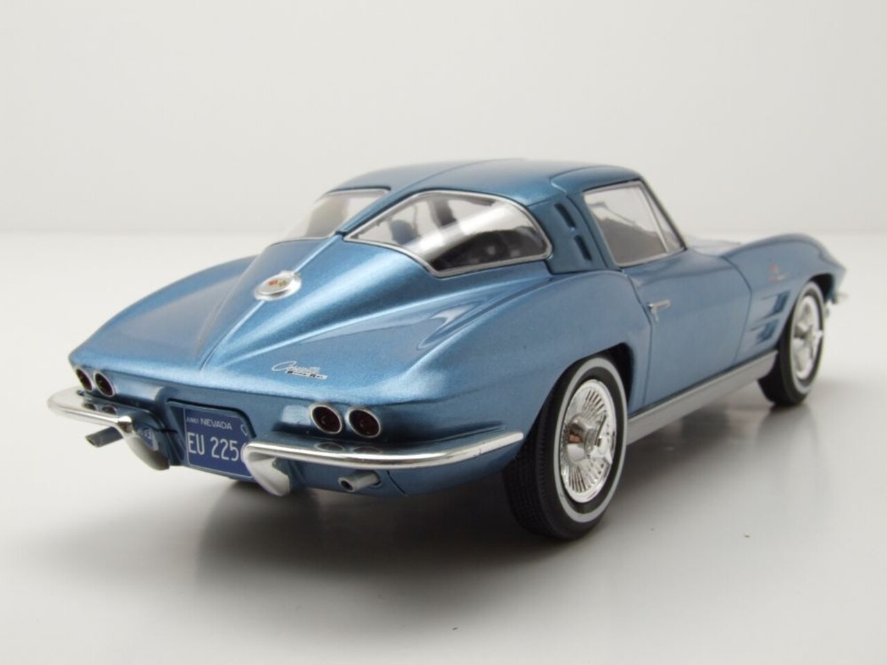 Chevrolet Chevrolet Corvette (C2) Stingray 1963 - 1:24 - Whitebox Chevrolet Chevrolet Corvette (C2) Stingray 1963 - 1:24 - Whitebox