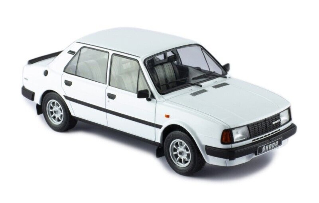 Skoda Škoda 130 L 1988 - 1:18 - IXO Models Skoda Škoda 130 L 1988 - 1:18 - IXO Models