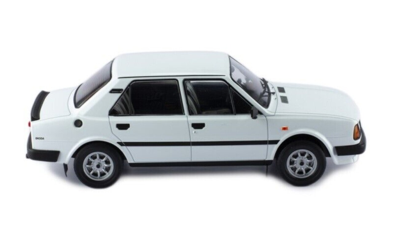 Skoda Škoda 130 L 1988 - 1:18 - IXO Models Skoda Škoda 130 L 1988 - 1:18 - IXO Models