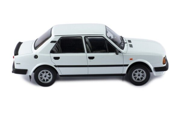 Skoda Škoda 130 L 1988 - 1:18 - IXO Models Skoda Škoda 130 L 1988 - 1:18 - IXO Models