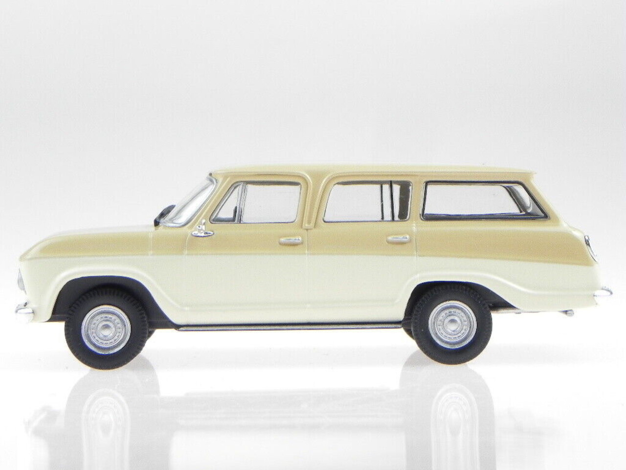 Chevrolet Chevrolet Veraneio 1965 - 1:43 - Whitebox