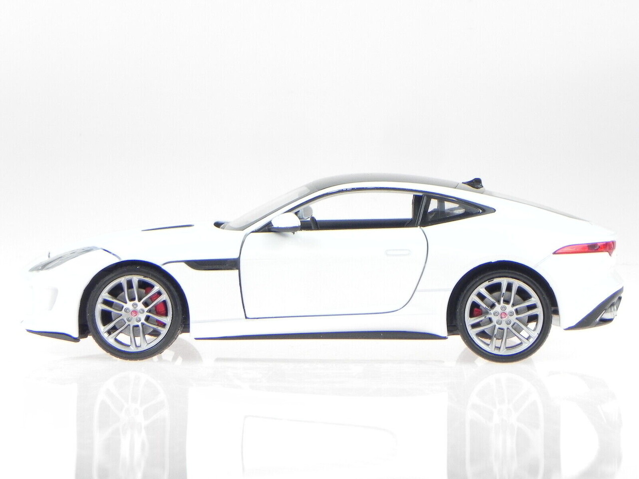 Jaguar Jaguar F-Type Coupe 2015 - 1:24 - Welly Jaguar Jaguar F-Type Coupe 2015 - 1:24 - Welly