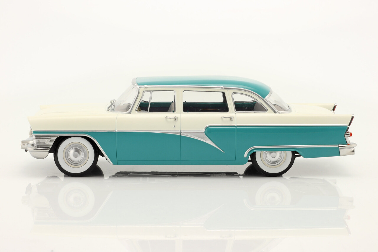 Gaz GAZ 13 Seagull - 1:18 - Triple 9 Collection Gaz GAZ 13 Seagull - 1:18 - Triple 9 Collection