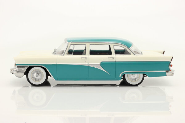 Gaz GAZ 13 Seagull - 1:18 - Triple 9 Collection Gaz GAZ 13 Seagull - 1:18 - Triple 9 Collection