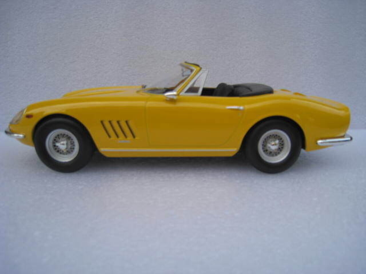 Ferrari Ferrari 275 GTB 4 NART Spider 1967 + Spoke Rims - 1:18 - KK Scale Ferrari Ferrari 275 GTB 4 NART Spider 1967 + Spoke Rims - 1:18 - KK Scale