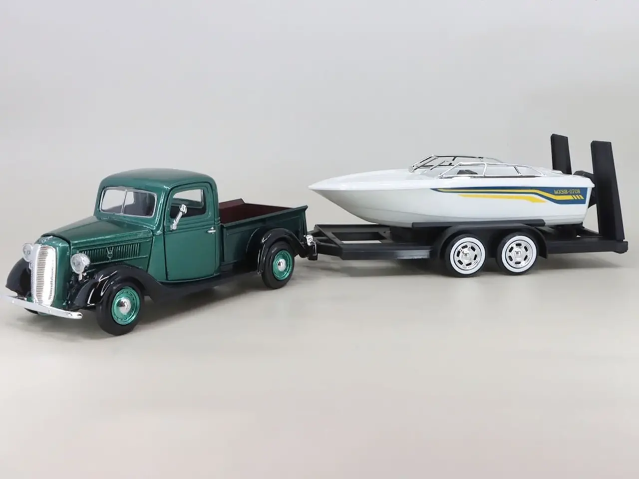 Ford Ford Pick-Up 1937 + Trailer + Speed Boat - 1:24 - Motor Max Ford Ford Pick-Up 1937 + Trailer + Speed Boat - 1:24 - Motor Max