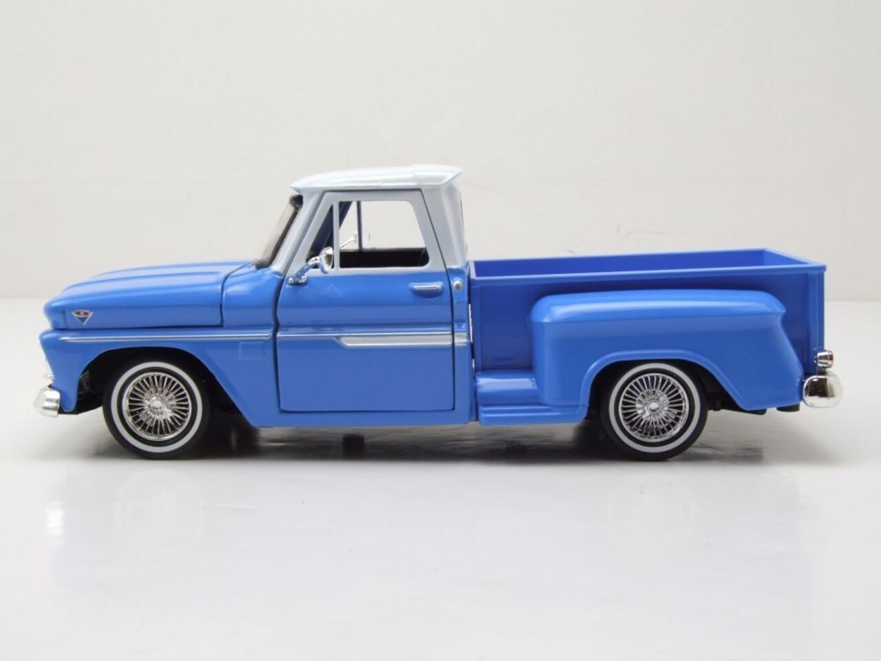 GMC GMC C1000 Stepside Pick-Up 1966  'Get Low Series'  - 1:24 - Motor Max