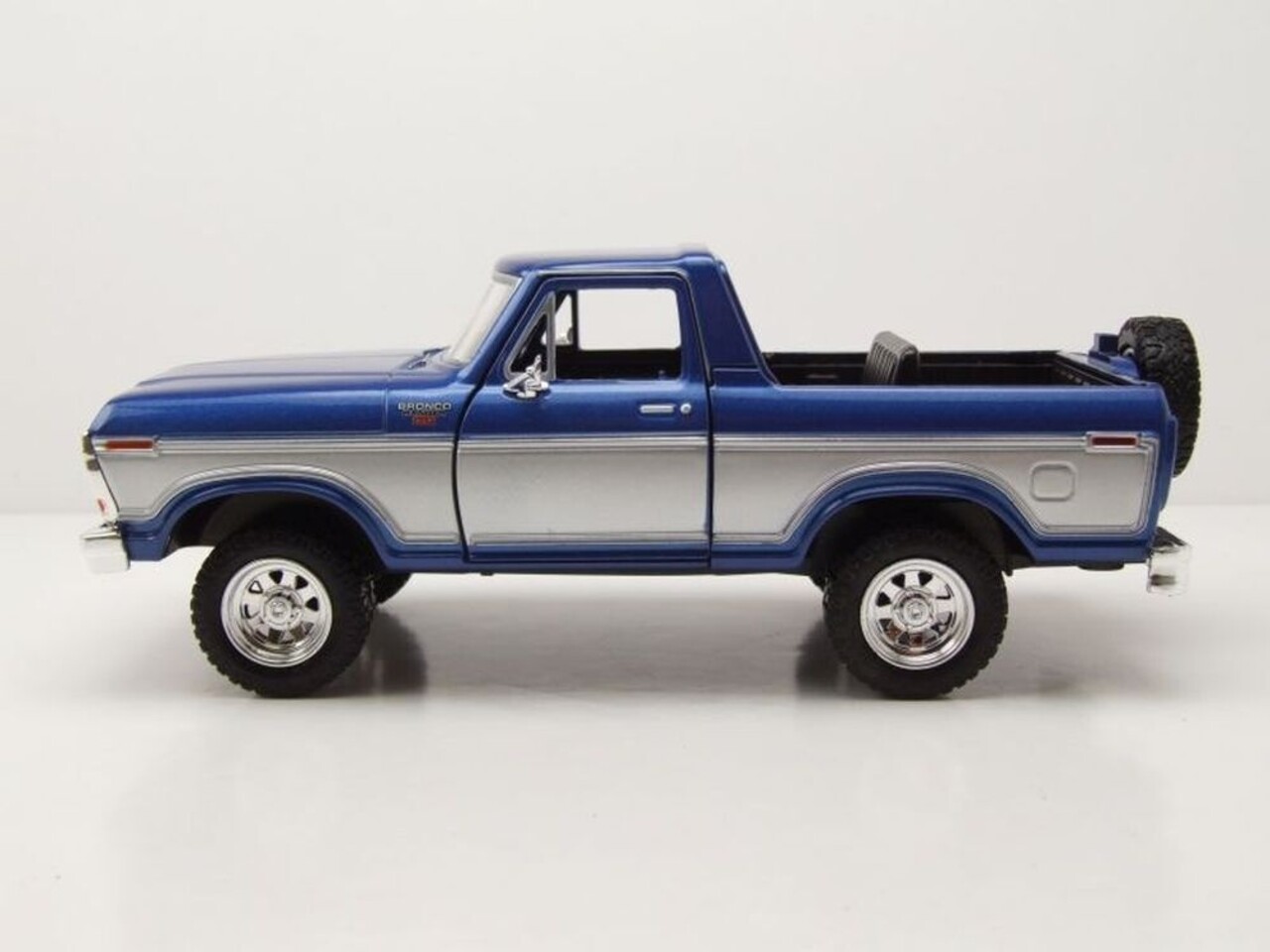 Ford Ford Bronco Open Top + Spare Tire 1978 - 1:24 - Motor Max Ford Ford Bronco Open Top + Spare Tire 1978 - 1:24 - Motor Max
