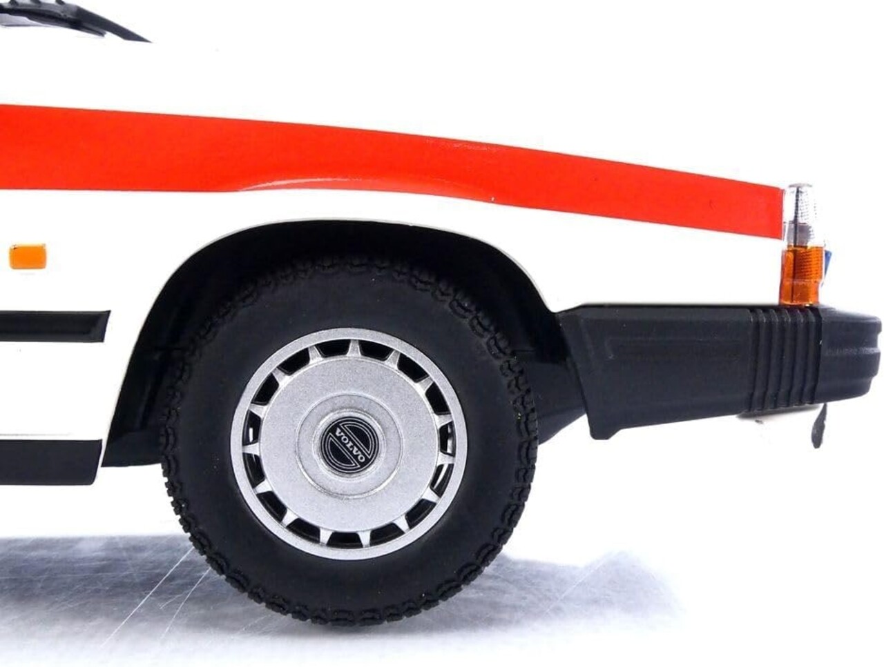 Volvo Volvo 740 GL Break 'ASB Köln' 1986 - 1:18 - Minichamps Volvo Volvo 740 GL Break 'ASB Köln' 1986 - 1:18 - Minichamps