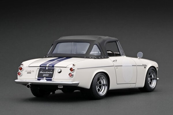 Nissan Datsun Fairlady 2000 (SR311) - 1:18 - Ignition Model Nissan Datsun Fairlady 2000 (SR311) - 1:18 - Ignition Model