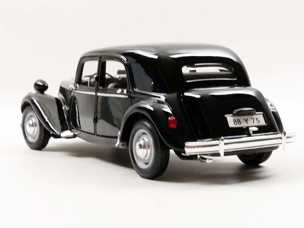 Citroen Citroën 15CV 6 Cyl 1952 - 1:18 - Maisto