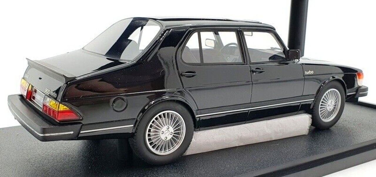 Saab Saab 900 Turbo 4-Door 1980 - 1:18 - Cult Scale Models Saab Saab 900 Turbo 4-Door 1980 - 1:18 - Cult Scale Models