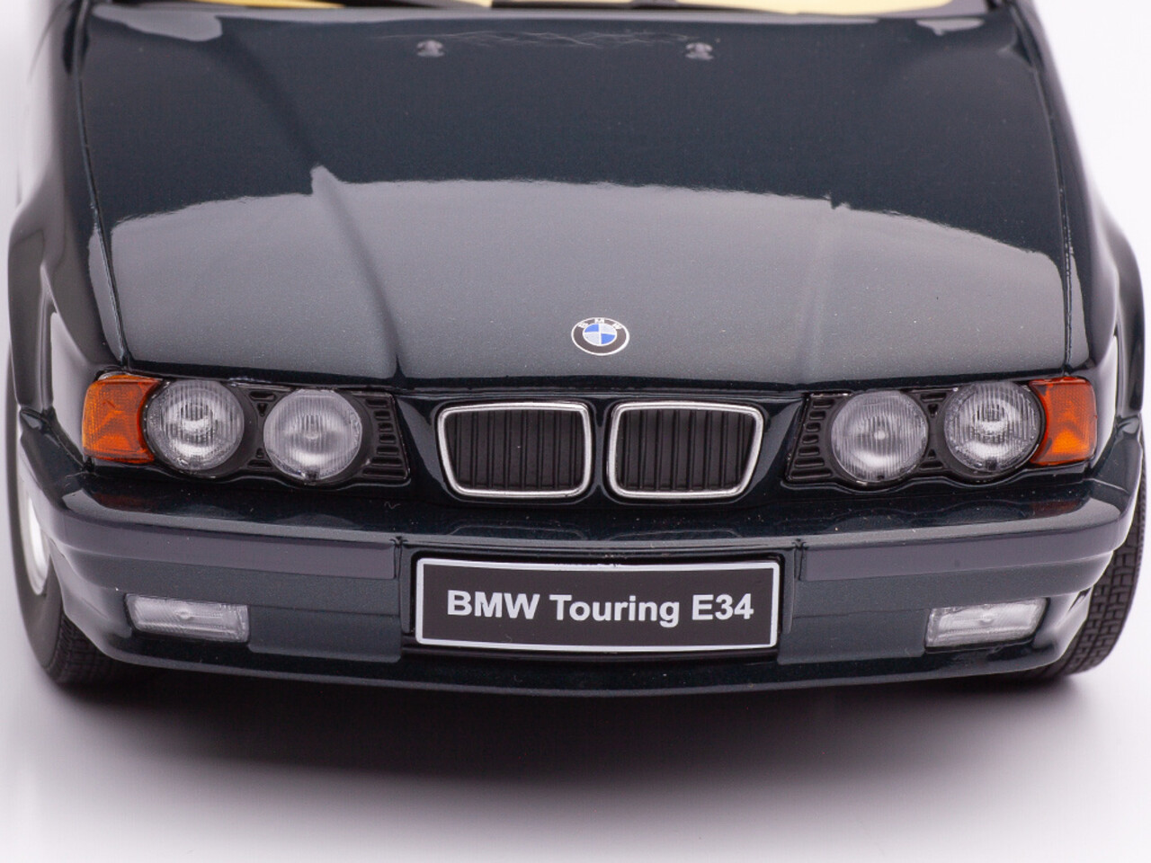 BMW BMW 5-Series Touring E34 1996 - 1:18 - Triple 9 Collection BMW BMW 5-Series Touring E34 1996 - 1:18 - Triple 9 Collection