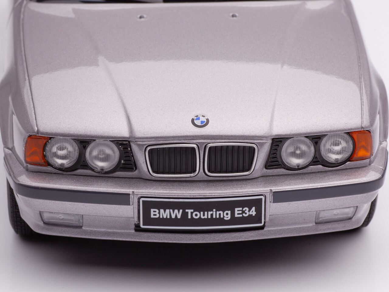 BMW BMW 5-Series Touring E34 1996 - 1:18 - Triple 9 Collection BMW BMW 5-Series Touring E34 1996 - 1:18 - Triple 9 Collection