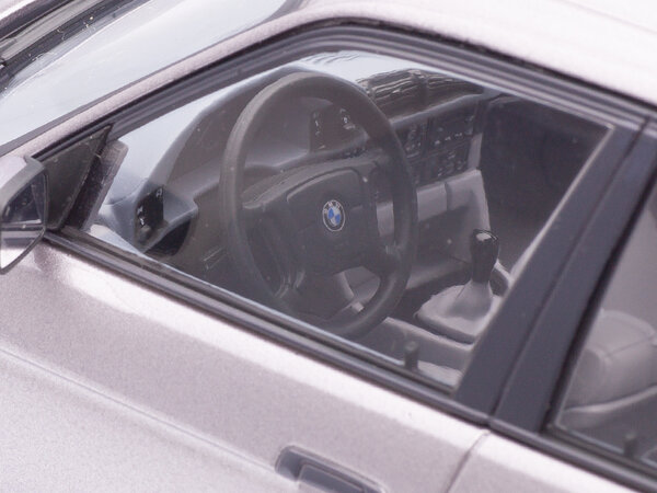 BMW BMW 5-Series Touring E34 1996 - 1:18 - Triple 9 Collection BMW BMW 5-Series Touring E34 1996 - 1:18 - Triple 9 Collection