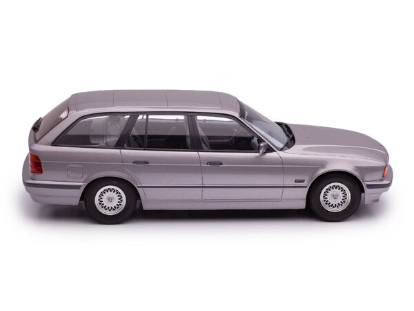 BMW BMW 5-Series Touring E34 1996 - 1:18 - Triple 9 Collection BMW BMW 5-Series Touring E34 1996 - 1:18 - Triple 9 Collection