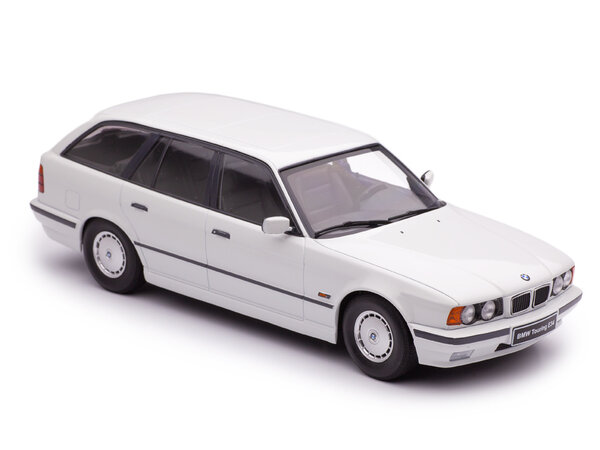 BMW BMW 5-Series Touring E34 1996 - 1:18 - Triple 9 Collection BMW BMW 5-Series Touring E34 1996 - 1:18 - Triple 9 Collection