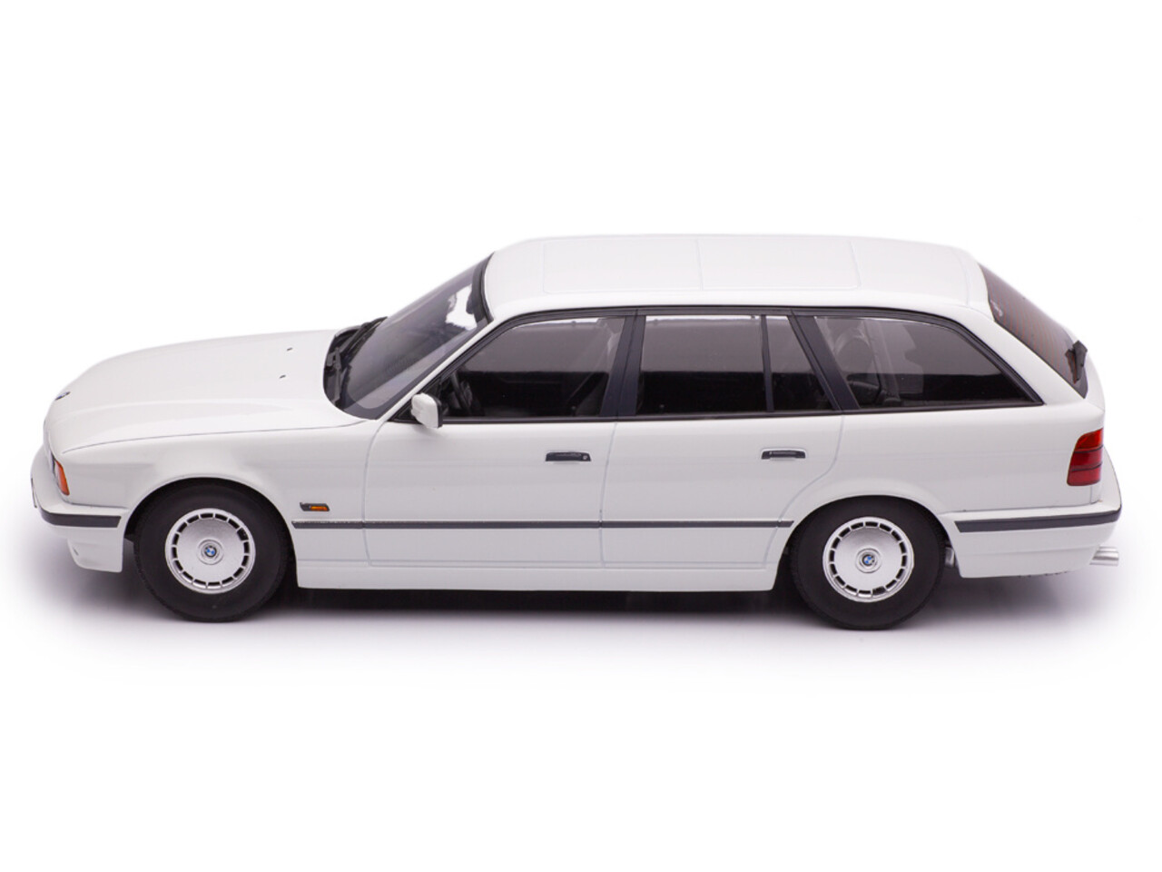 BMW BMW 5-Series Touring E34 1996 - 1:18 - Triple 9 Collection BMW BMW 5-Series Touring E34 1996 - 1:18 - Triple 9 Collection