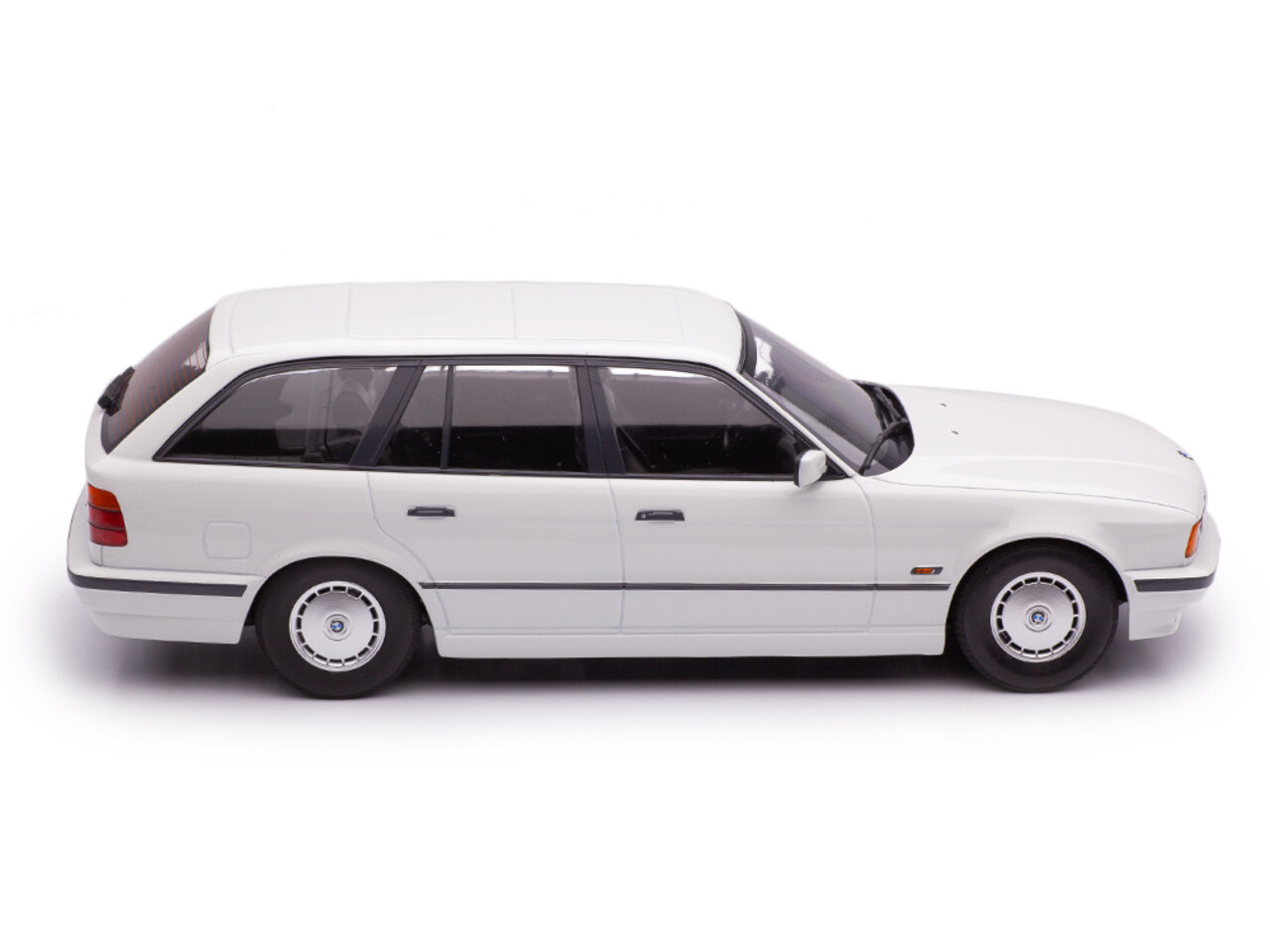 BMW BMW 5-Series Touring E34 1996 - 1:18 - Triple 9 Collection BMW BMW 5-Series Touring E34 1996 - 1:18 - Triple 9 Collection