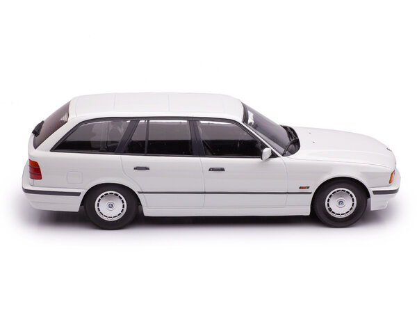 BMW BMW 5-Series Touring E34 1996 - 1:18 - Triple 9 Collection BMW BMW 5-Series Touring E34 1996 - 1:18 - Triple 9 Collection