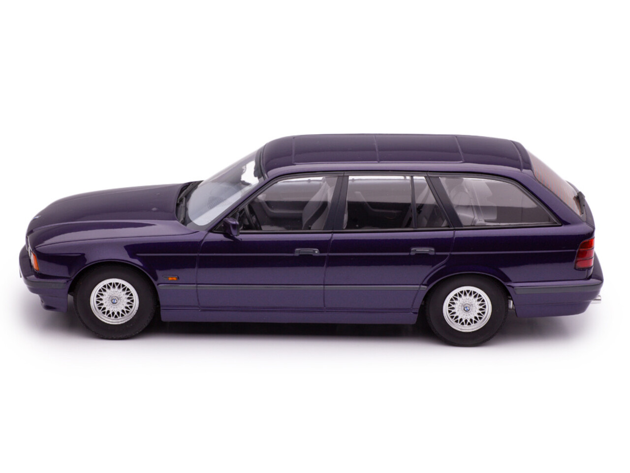BMW BMW 5-Series Touring E34 1996 - 1:18 - Triple 9 Collection BMW BMW 5-Series Touring E34 1996 - 1:18 - Triple 9 Collection